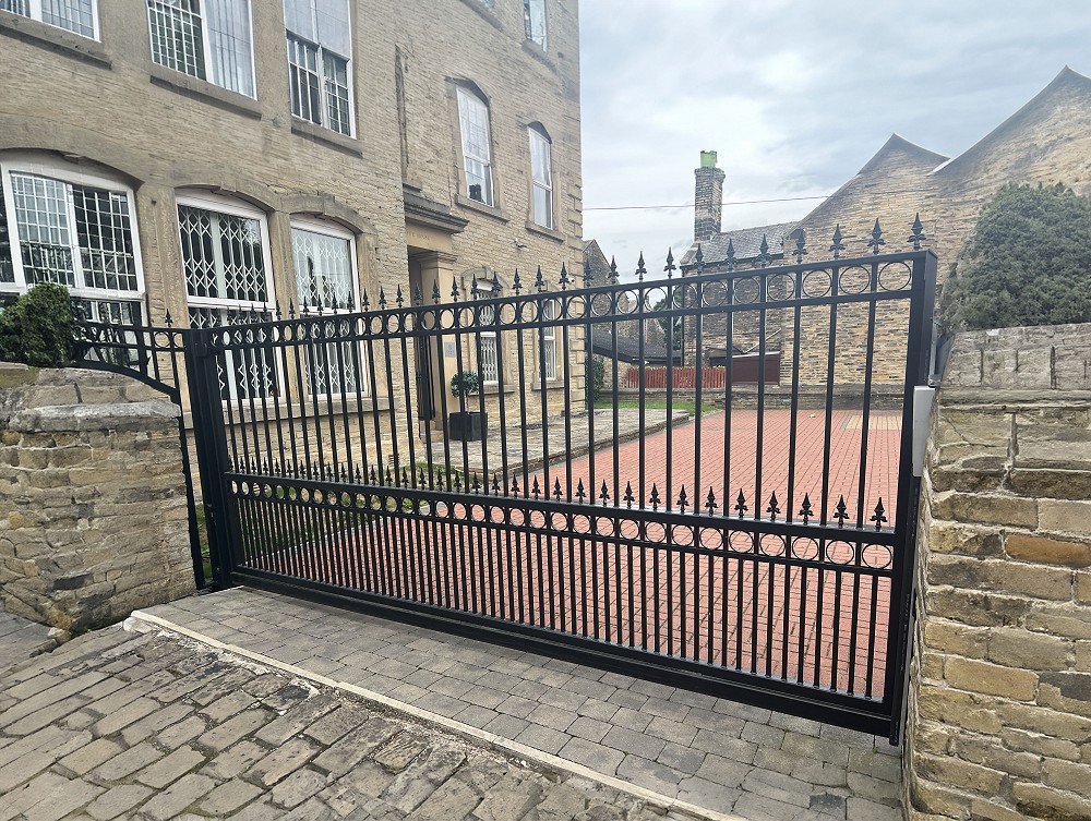 Sliding domestic electric gate