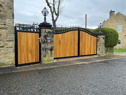 Swing domestic electric gate and side gate in wood effect